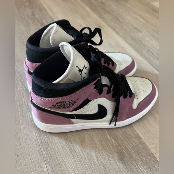 WOMANS AIR JORDAN SIZE 8.5 MAUVE GENTLY USED - Picture 4 of 7